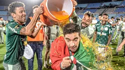 Festejo de jugadores de Palmeiras con Abel Ferreira.
