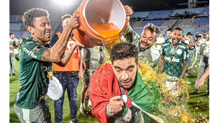 Festejo de jugadores de Palmeiras con Abel Ferreira.