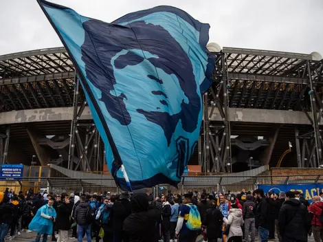 Napoli inauguró en su estadio una impactante estatua de tamaño real de Maradona