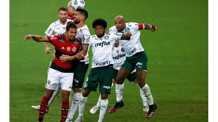 Acción de juego entre Palmeiras y Flamengo.