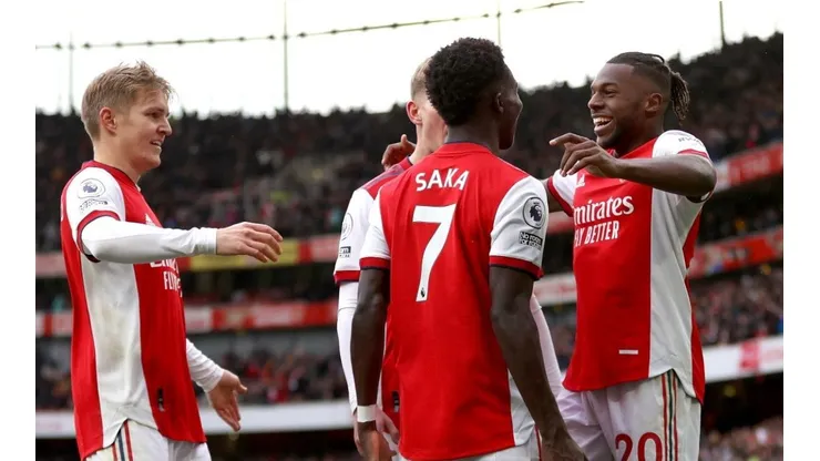Arsenal triunfó ante Newcastle y sigue prendido arriba.