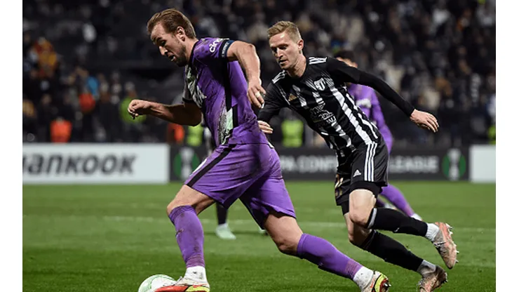 Harry Kane en acción de Tottenham ante Mura.