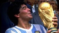 Diego Armando Maradona levantando el Mundial de 1986.