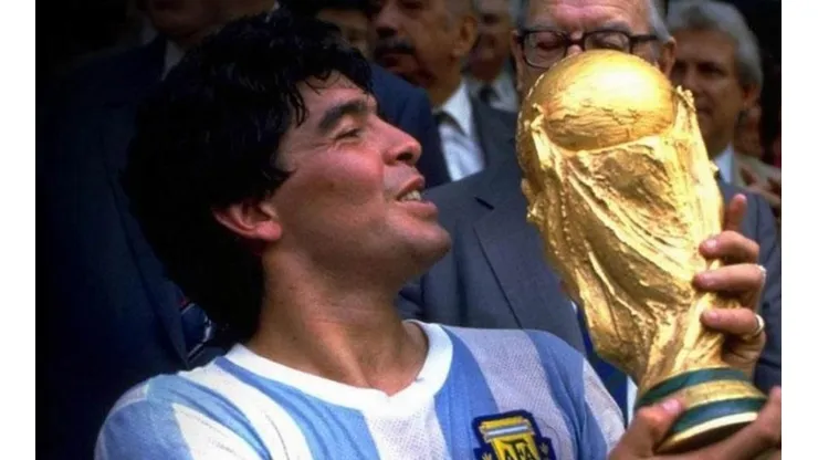 Diego Armando Maradona levantando el Mundial de 1986.