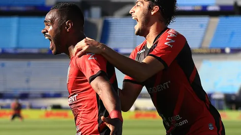 Festejo de gol de Paranaense.