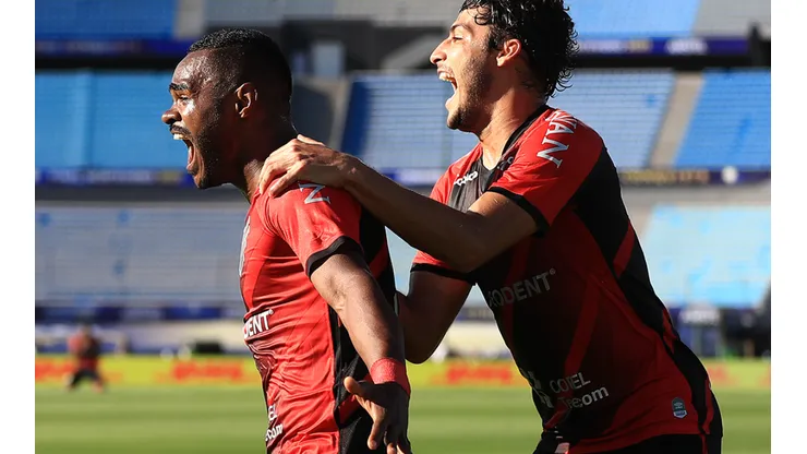 Festejo de gol de Paranaense.