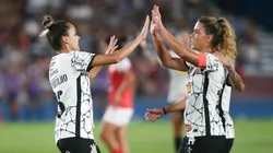 Portillo y Tamires celebrando el segundo gol de Corinthians.