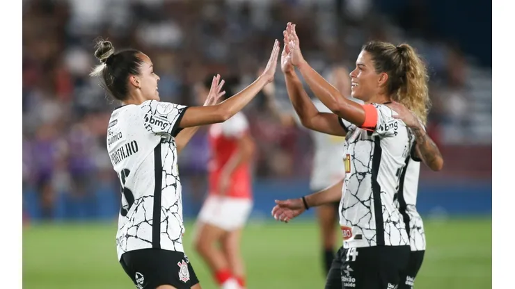 Portillo y Tamires celebrando el segundo gol de Corinthians.