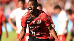 Festejo de gol de Nikao.