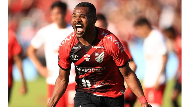 Festejo de gol de Nikao.