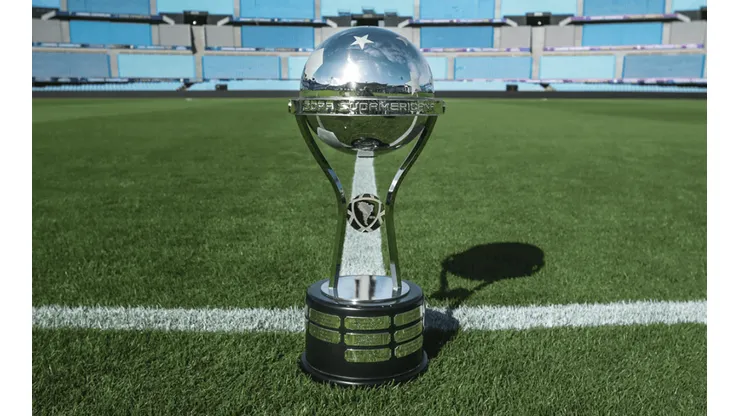 Trofeo de la Copa Sudamericana.