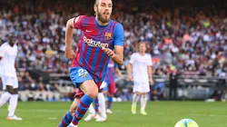 Óscar Mingueza en acción con Barcelona.