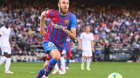 Óscar Mingueza en acción con Barcelona.