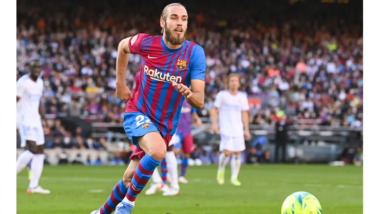 Óscar Mingueza en acción con Barcelona.