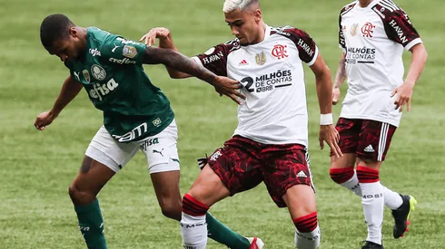 Acción de juego entre Palmeiras vs Flamengo.