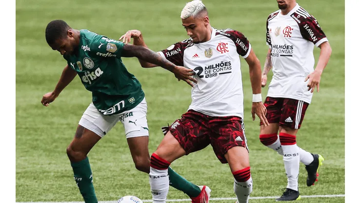Acción de juego entre Palmeiras vs Flamengo.