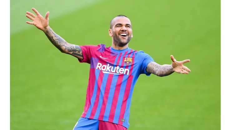 Dani Alves en su presentación con Barcelona.