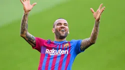 Dani Alves en su presentación en Barcelona.