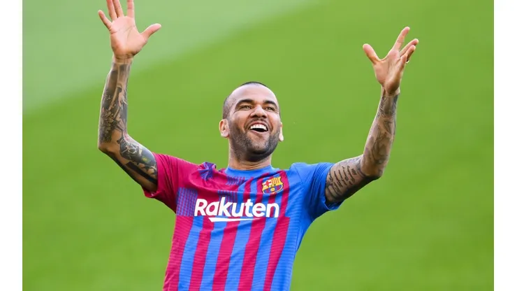 Dani Alves en su presentación en Barcelona.