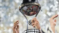 Trofeo de la Copa Sudamericana.