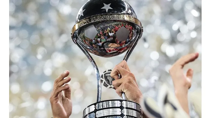 Trofeo de la Copa Sudamericana.