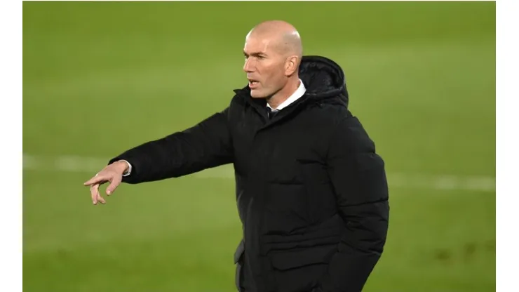 Zidane vuelve a coquetear con la chance de dirigir a Manchester United.