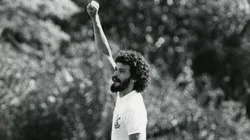 Sócrates y su puño contra la dictadura militar que oprimió a Brasil de 1964 a 1985
