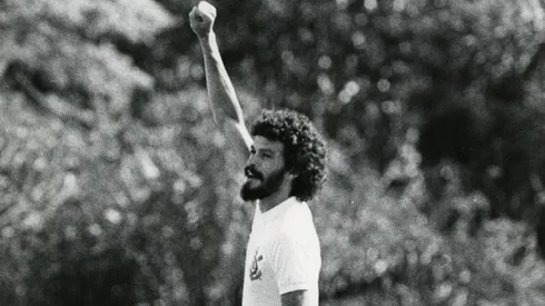 Sócrates y su puño contra la dictadura militar que oprimió a Brasil de 1964 a 1985