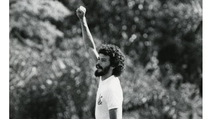 Sócrates y su puño contra la dictadura militar que oprimió a Brasil de 1964 a 1985