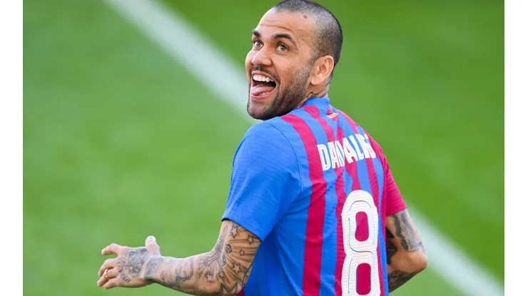 Dani Alves en su presentación en Barcelona.