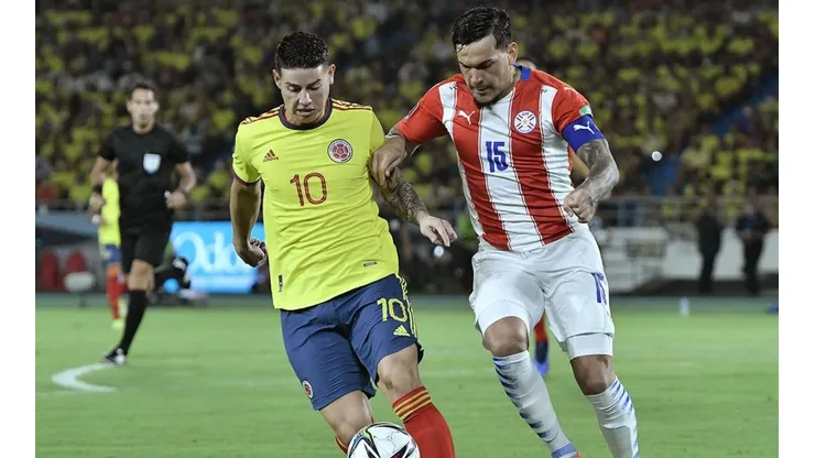 Acción de juego entre Colombia y Paraguay.