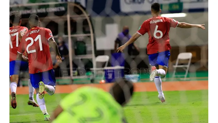Festejo de gol de Costa Rica ante Honduras.