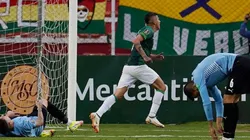 Festejo de gol de Bolivia ante Uruguay.