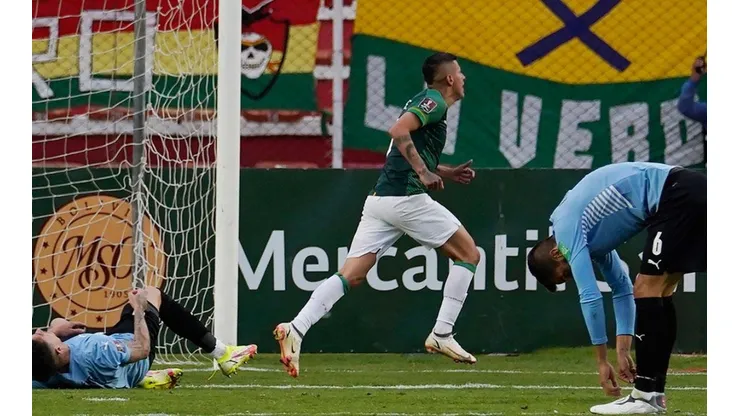 Festejo de gol de Bolivia ante Uruguay.