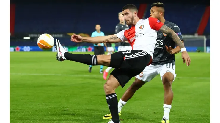 Marcos Senesi en un encuentro con Feyenoord.