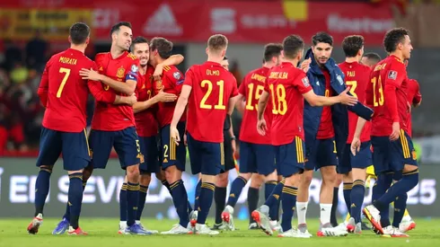 Jugadores de la selección española festejan la clasificación a Qatar 2022.