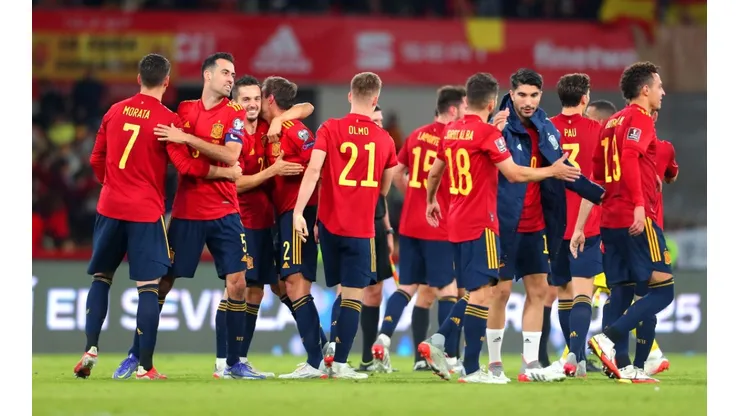 Jugadores de la selección española festejan la clasificación a Qatar 2022.