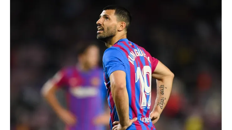 Sergio Agüero en un encuentro con Barcelona.