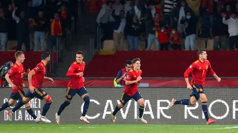Jugadores de España celebran el gol de Álvaro Morata.