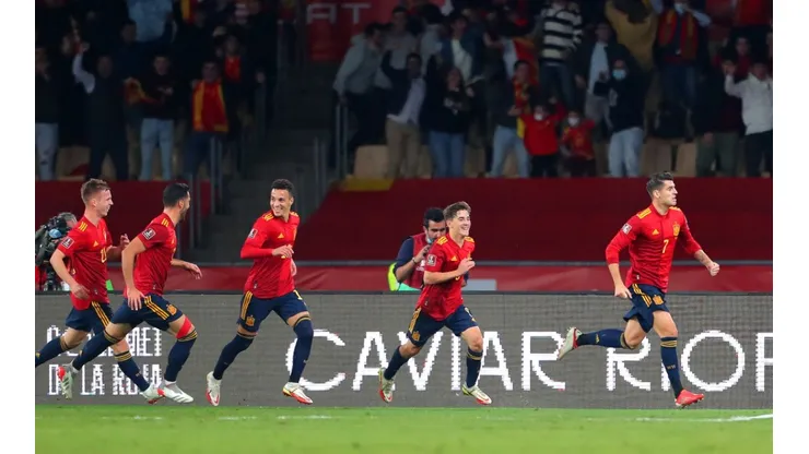 Jugadores de España celebran el gol de Álvaro Morata.