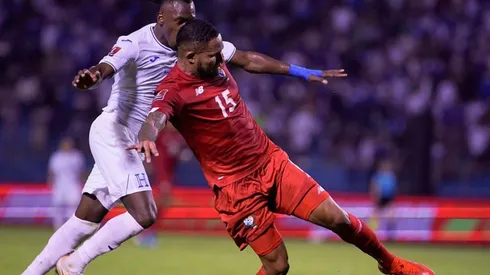 Acción de juego entre Honduras y Panamá.