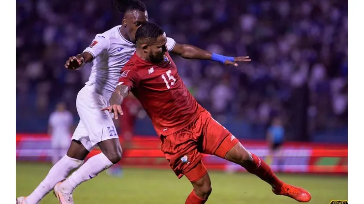 Acción de juego entre Honduras y Panamá.