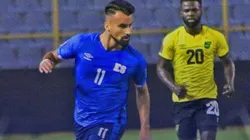 Acción de juego entre El Salvador y Jamaica.