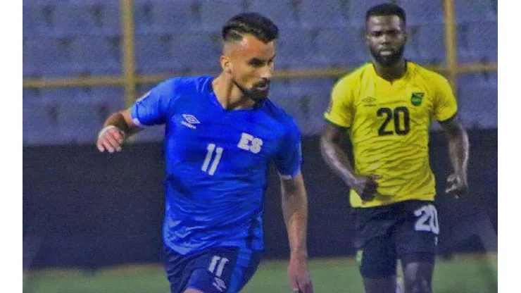Acción de juego entre El Salvador y Jamaica.