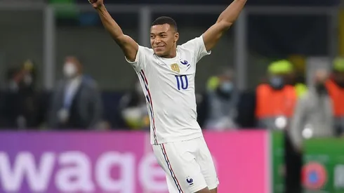Mbappé en juego con Francia.