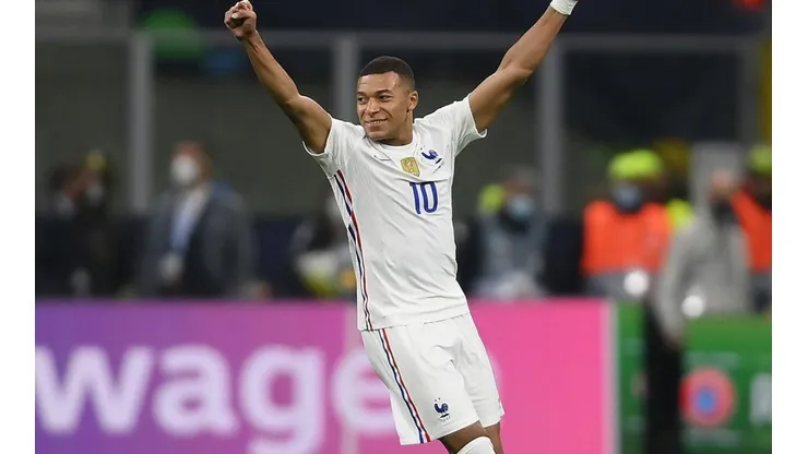 Mbappé en juego con Francia.