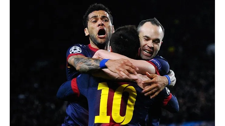 Festejo de Alves, Messi e Iniesta.