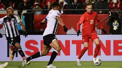 Canadá en acción de juego con Costa Rica.