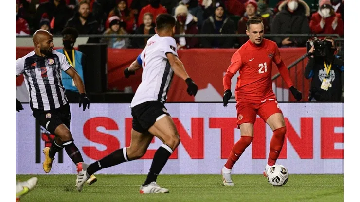 Canadá en acción de juego con Costa Rica.