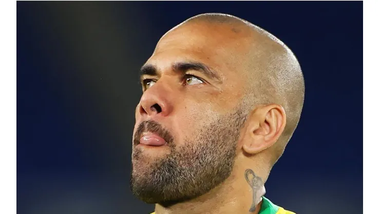 Dani Alves tendrá que esperar para debutar con Barcelona.